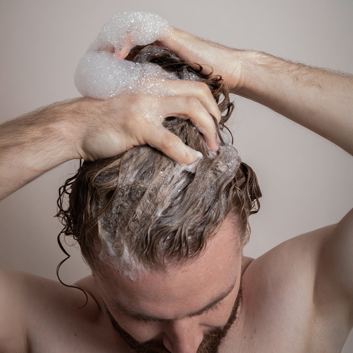 Fettige Haare: Ursachen und die besten Tipps gegen fettiges Haar